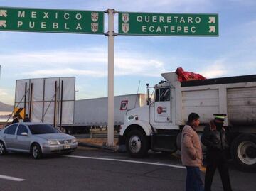 Por gasolinazo, bloquean autopista México-Puebla