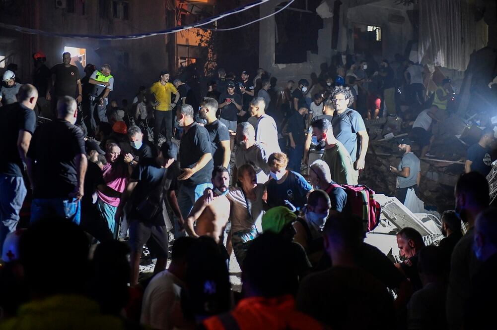 Las personas reciben asistencia en el lugar después de un ataque militar israelí en el barrio de Basta en Beirut, Líbano, el 10 de octubre de 2024. Foto: EFE