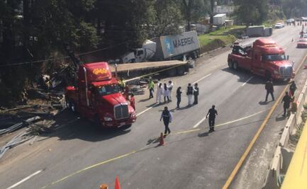 Choque entre tráileres provoca volcadura y colapso de la México-Toluca