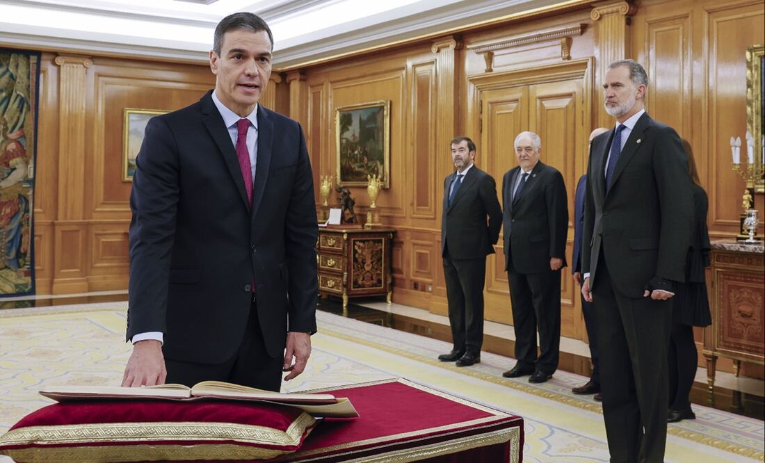 Pedro Sánchez promete su cargo de presidente del Gobierno ante el rey Felipe VI y un ejemplar de la Constitución, en el Salón de Audiencias del Palacio de la Zarzuela en Madrid. Foto: EFE