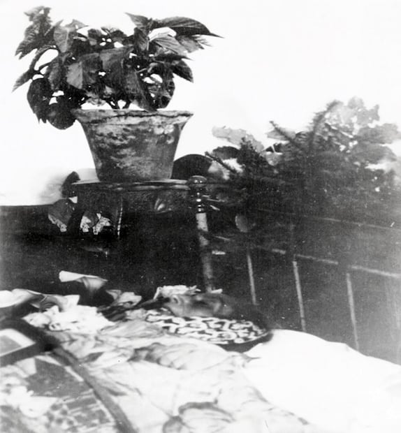 Retrato familiar de la abuela muerta. Año de 1928. Col. Carlos Villasana.