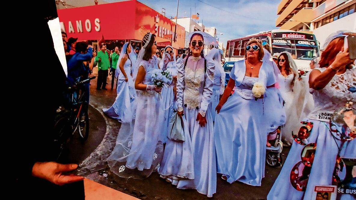 La artista muestra la imagen de uno de los recorridos que ha realizado a lo largo de 28 años, el momento fue capturado por la fotógrafa Georgina Romero. Fotografía de Paola Reyes