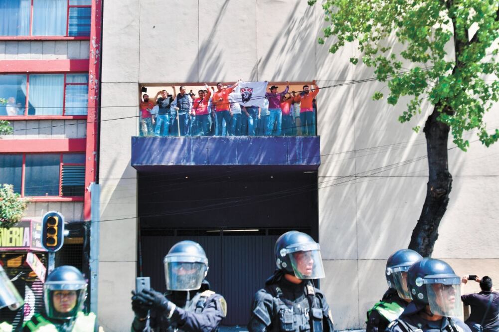 Sidicalizados afines a Martín Esparza se situaron en las partes altas del edificio sindical. Foto: HUGO GARCÍA. EL UNIVERSAL