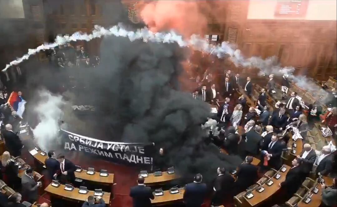 El Parlamento de Serbia se reunió hoy para confirmar, entre otros asuntos, la dimisión del actual gobierno, liderado en funciones por el primer ministro y jefe del SNS, Milos Vucevic, que había anunciado su dimisión a finales de enero. Captura de pantalla