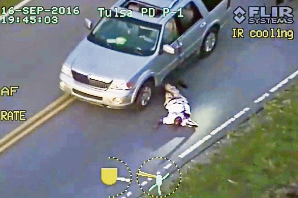 Instantes después, el hombre se ve en el piso. Recibió un disparo en el pecho, pero ninguno de los agentes intentó ayudarlo (EFE)