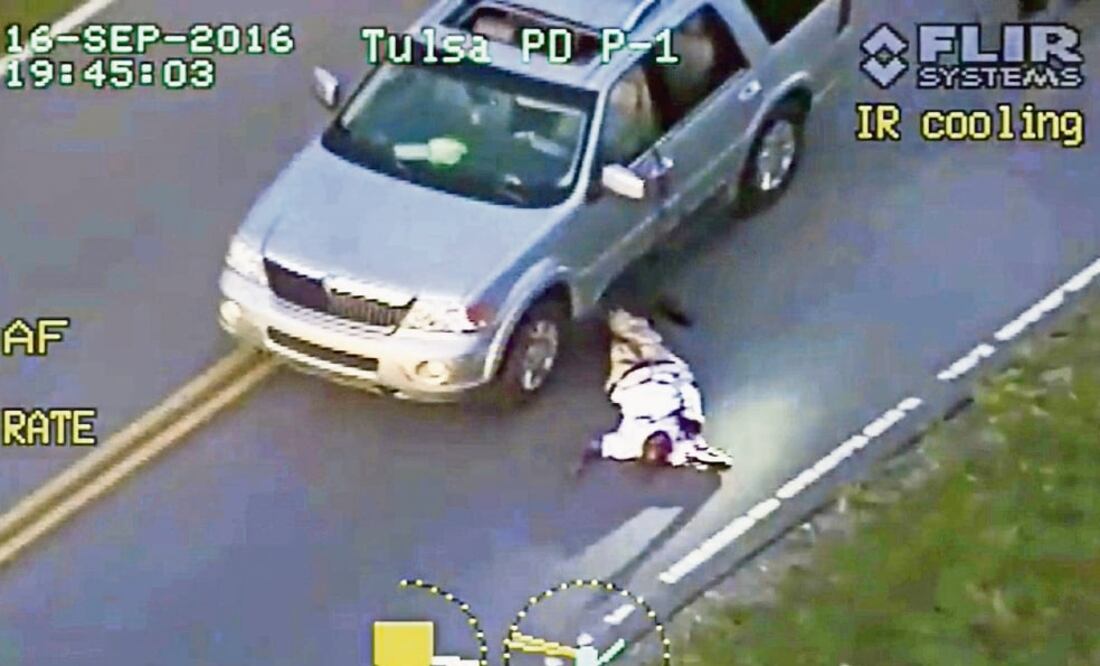 Instantes después, el hombre se ve en el piso. Recibió un disparo en el pecho, pero ninguno de los agentes intentó ayudarlo (EFE)