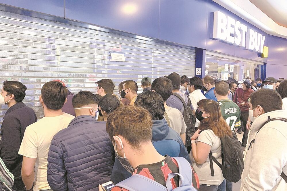 La aglomeración de clientes obligó al cierre de tiendas de Best Buy antes de su horario, como en la ubicada en Forum Buenavista. Foto: BERENICE FREGOSO. EL UNIVERSAL