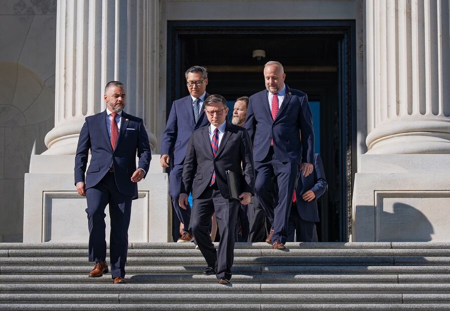 Congresistas republicanos salen del Capitolio, en el día 36 del cierre de gobierno, sino que se avizore un acuerdo con los demócratas. FOTO: SCOTT APPLEWHITE. AP/ Archivo