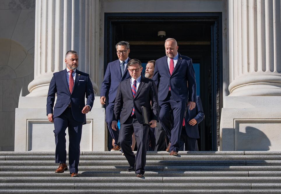 Congresistas republicanos salen del Capitolio, en el día 36 del cierre de gobierno, sino que se avizore un acuerdo con los demócratas. FOTO: SCOTT APPLEWHITE. AP