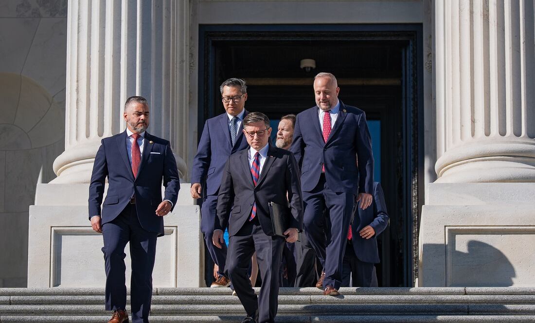 Congresistas republicanos salen del Capitolio, en el día 36 del cierre de gobierno, sino que se avizore un acuerdo con los demócratas. FOTO: SCOTT APPLEWHITE. AP
