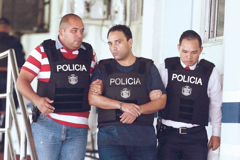 El ex gobernador de Quintana Roo, Roberto Borge es conducido por custodios de la Policía Nacional de Panamá en Ancón, donde espera la extradición a México (ARCHIVO EL UNIVERSAL)