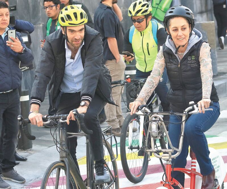 La mandataria Claudia Sheinbaum (der.) y Andrés Lajous (izq.), secretario de Movilidad, recorrieron el Eje Central a bordo de bicicletas. Foto: FERNANDA ROJAS. EL UNIVERSAL
