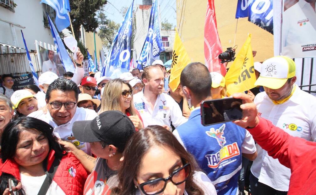 Santiago Taboada en su recorrido en Iztacalco. Foto: Especial