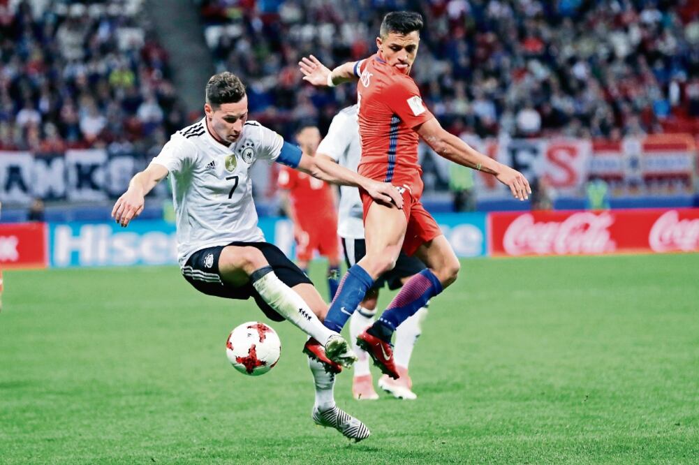 Alexis Sánchez es el máximo goleador de Chile, con su tanto de ayer. (THANASSIS STAVRAKIS. AP)