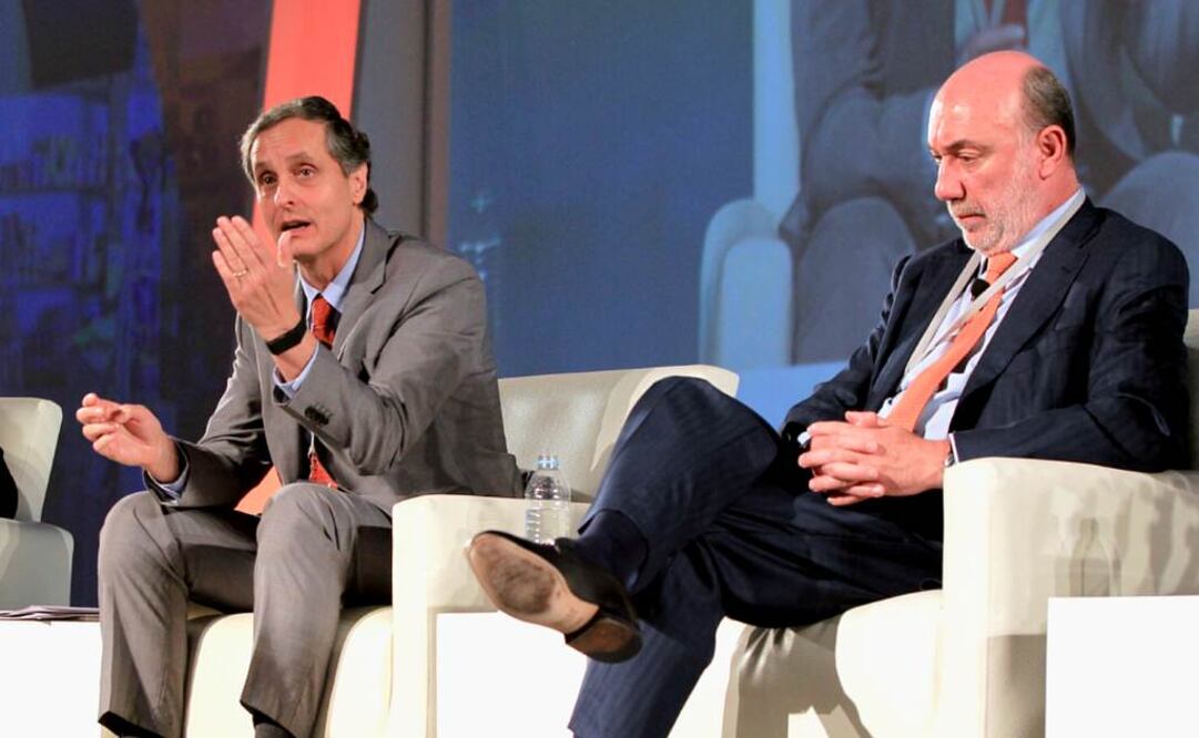 Daniel Servitje, director de Grupo Bimbo (izq.), y Juan Romero, presidente de Cemex, ayer en el III Foro Base Internacional del BID en el Centro Banamex. FOTO: RAMÓN ROMERO.EL UNIVERSAL