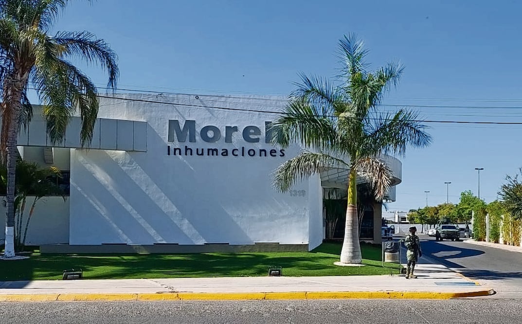 En Los Mochis, Sinaloa, elementos del Ejército resguardaban ayer la casa funeraria donde estaba el cuerpo.