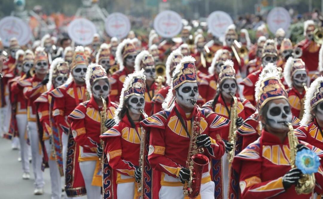 Autoridades capitalinas reportaron la asistencia de un millón 500 mil personas al desfile de Día de Muertos.