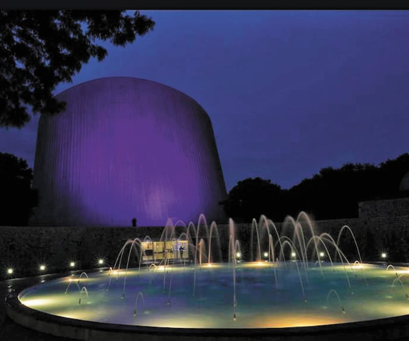 El edificio principal del planetario es un cilindro de concreto, con una inclinación de 27 grados. El recinto se mantuvo operando 42 años, pero tras su cierre definitivo el pasado 4 de septiembre, hay versiones de que pudiera ser demolido. Fotos: ESPECIAL