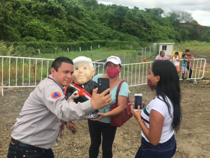 Historia en Veracruz. Alcancía con la figura de AMLO, para el Día del Padre