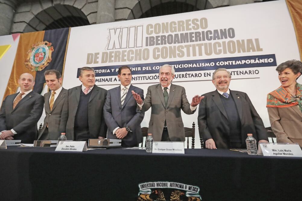 El rector de la Universidad Nacional Autónoma de México, Enrique Graue (quinto de izq. a der.), durante la inauguración del XIII Congreso Iberoamericano de Derecho Constitucional en el Palacio de Minería (GERMÁN ESPINOSA)
