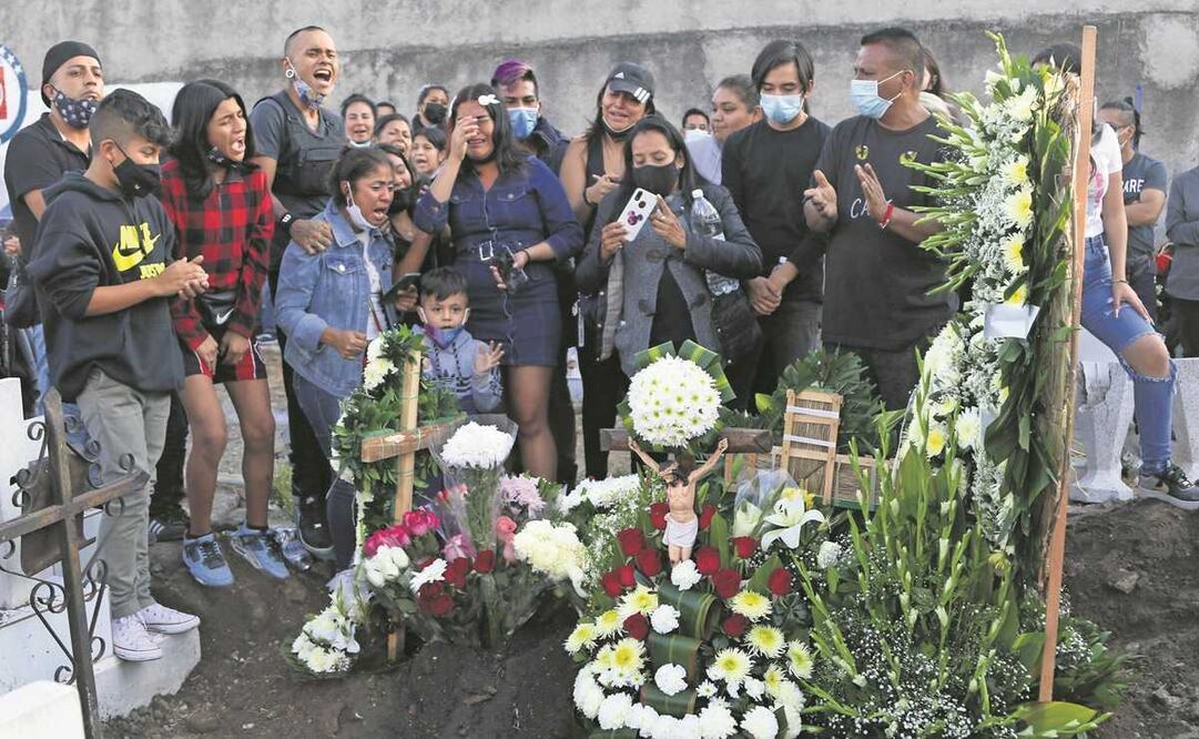 Entre porras y flores, familia y amigos de Marlén la despidieron en el Panteón Sanctorum. Foto: Carlos Mejía. El Universal