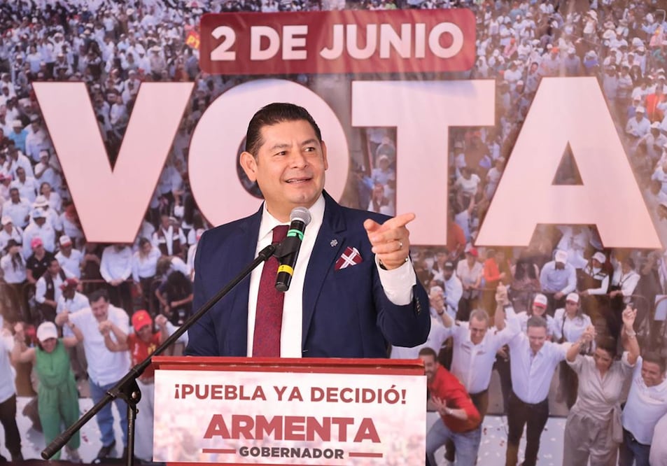 Alejandro Armenta, candidato de Morena a la gubernatura de Puebla, se declaró ganador del comicio. Foto: Especial