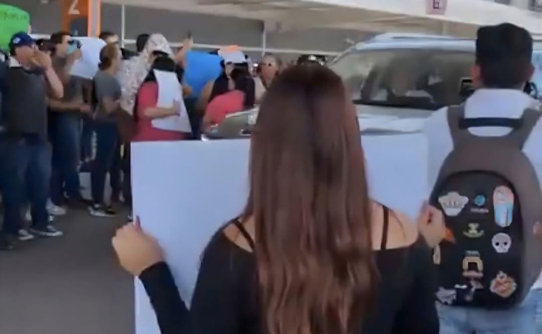 Manifestantes rechazan la llegada de militantes de Morena a Chihuahua. | Foto: Especiales.
