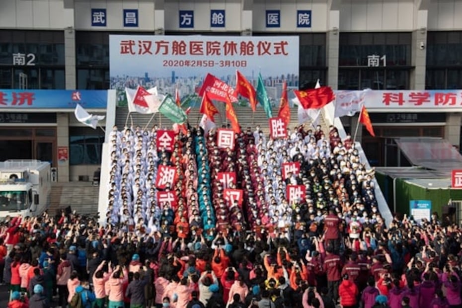 En hospital de Wuhan, China, celebran que dan de alta a último paciente con coronavirus