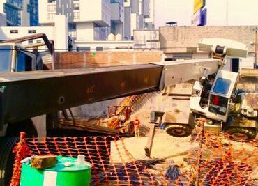 Cae grúa en obra de Interlomas; no se reportan heridos