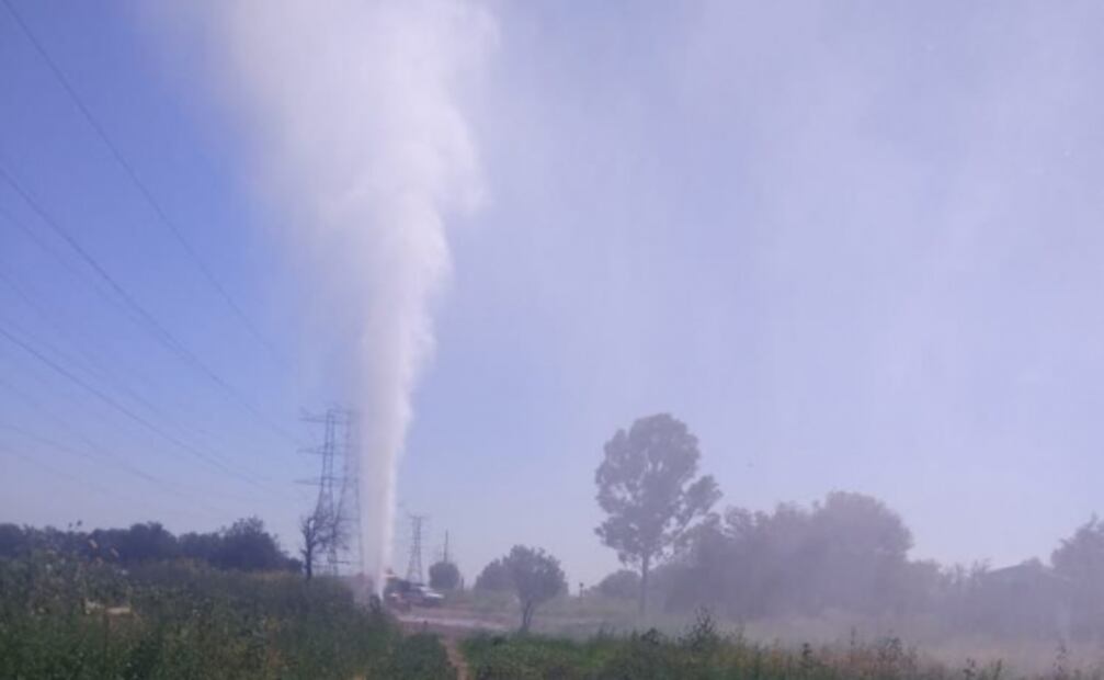 Registran fuga de gasolina en ducto de Pemex en Acolman