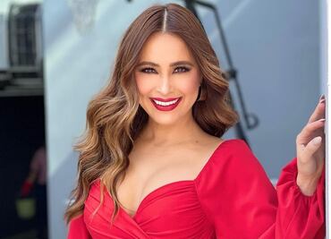 Cynthia Rodríguez luce minifalda en tendencia de menos de 900 pesos