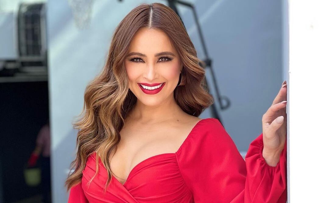 Cynthia Rodríguez impone tendencia con minifalda naranja / Foto: Instagram @cynoficial