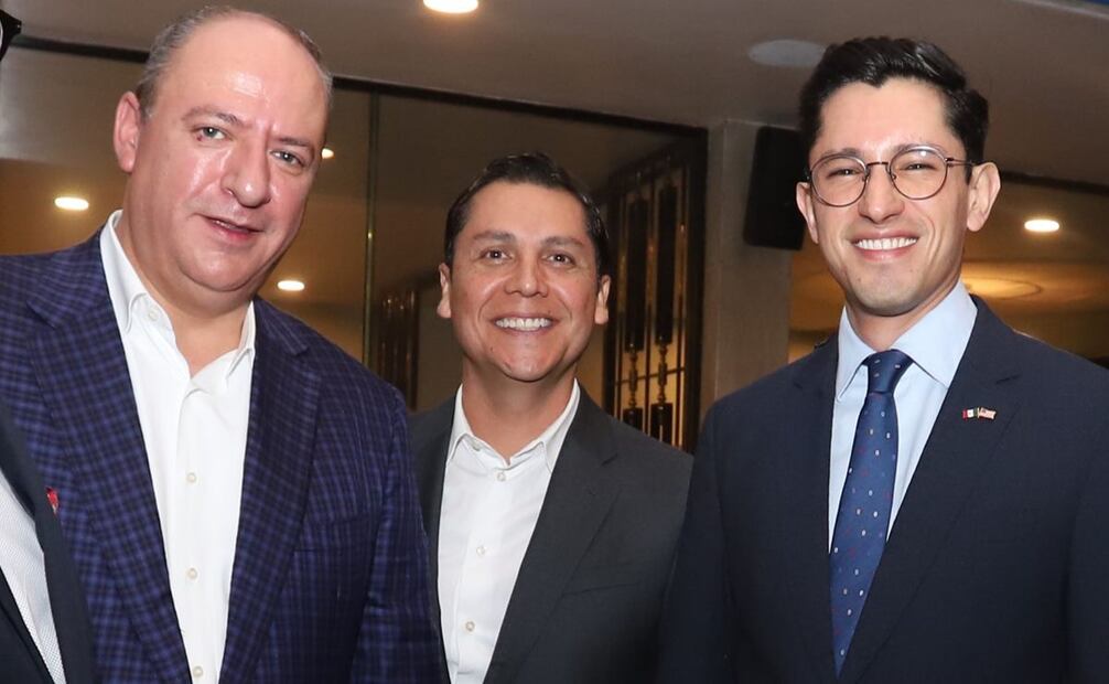 Juan Francisco Ealy Lanz Duret, Vicepresidente de EL UNIVERSAL, Alfonso Pérez Daza, articulista de EL UNIVERSAL y Roberto Velasco, jefe de Unidad para América del Norte de la SRE. Foto: Berenice Fregoso/EL UNIVERSAL