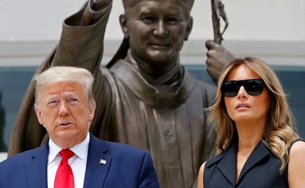 ¿Trump pidió a Melania sonreír para la foto?; video se hace viral
