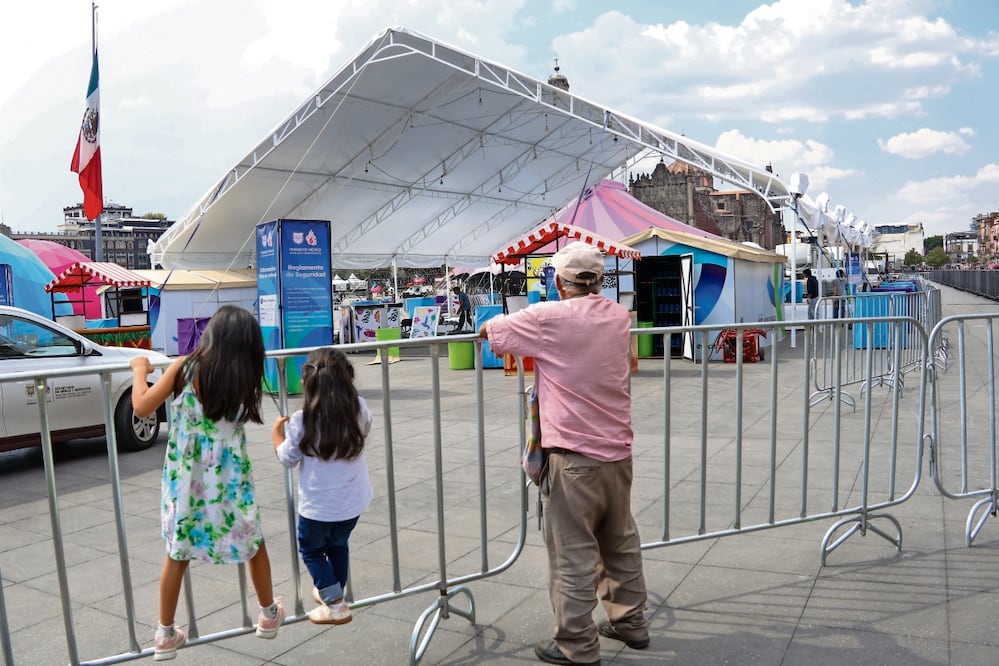 Familias que llegaron después del mediodía encontraron cerrado. Foto: KARLA GUERRERO. EL UNIVERSAL