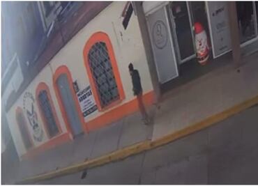 Médico es baleado por motosicarios afuera de su clínica en Tulancingo, Hidalgo; es la segunda vez que lo atacan