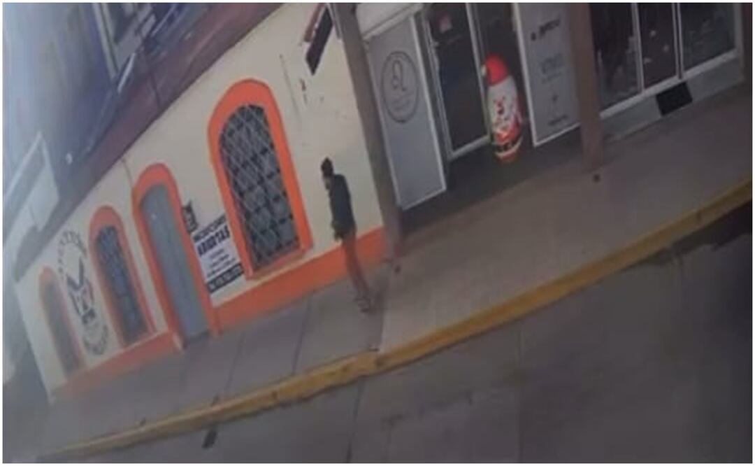 El médico identificado con las iniciales R.L.T, sufrió un nuevo ataque armado en su contra a las afueras de su clínica en Tulancingo, Hidalgo (20/12/2024). Foto: Captura de video