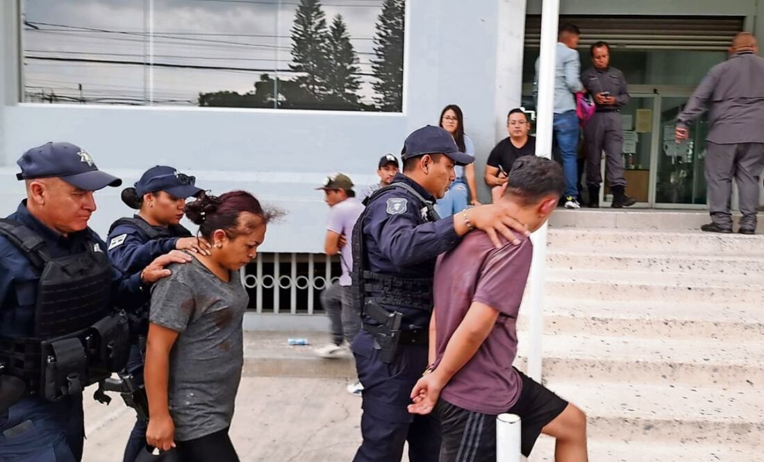 Policías mexiquenses trasladaron a los tres detenidos al Ministerio Público. Foto: Especial