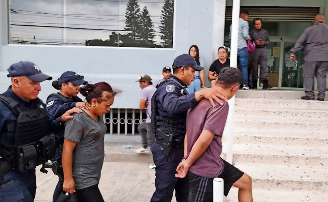 Policías mexiquenses trasladaron a los tres detenidos al Ministerio Público. Foto: Especial