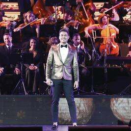Carlos Rivera complace pero no con baile