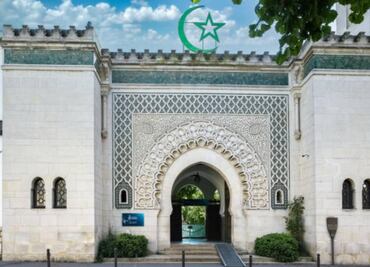 Extranjeros habrían colocado cabezas de cerdo frente a mezquitas en París: autoridades; tenían escrita la palabra "Macron"