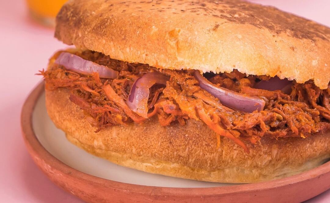 Las cocochas rellenas de cochinita pibil vienen acompañadas de cebolla morada y chiles habaneros. Imagen: Instagram @tomasa.mx