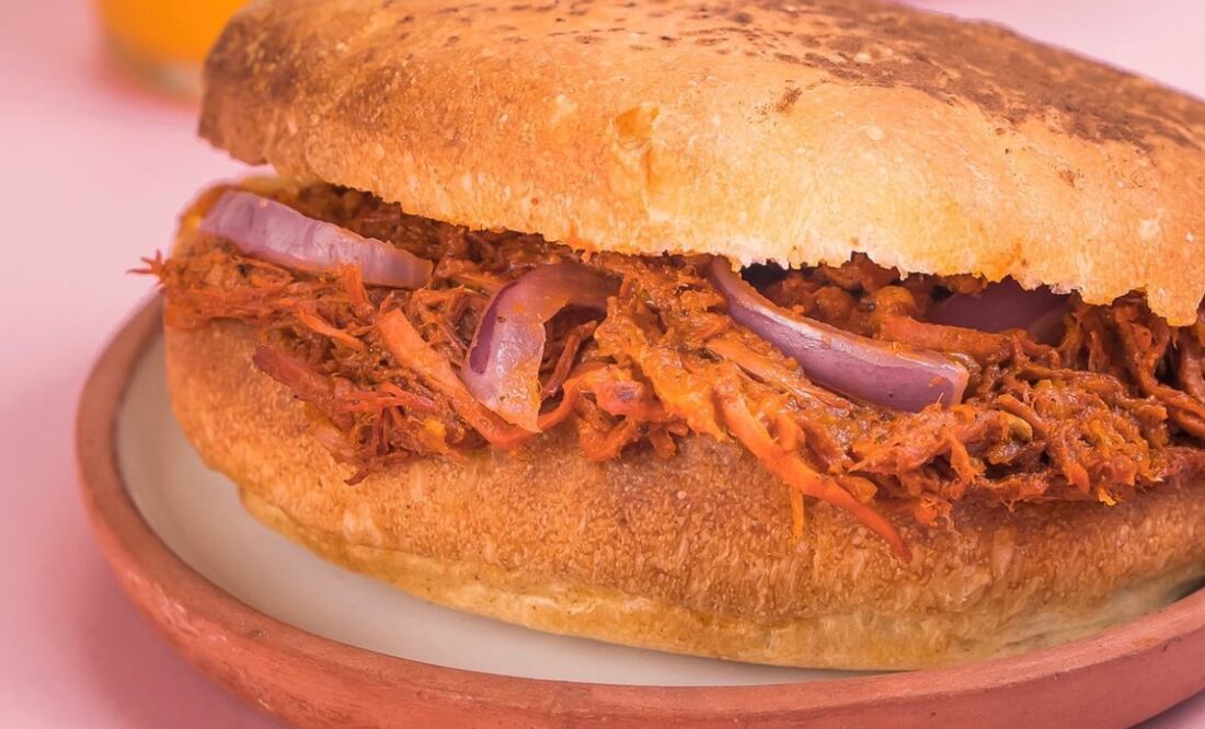 Las cocochas rellenas de cochinita pibil vienen acompañadas de cebolla morada y chiles habaneros. Imagen: Instagram @tomasa.mx