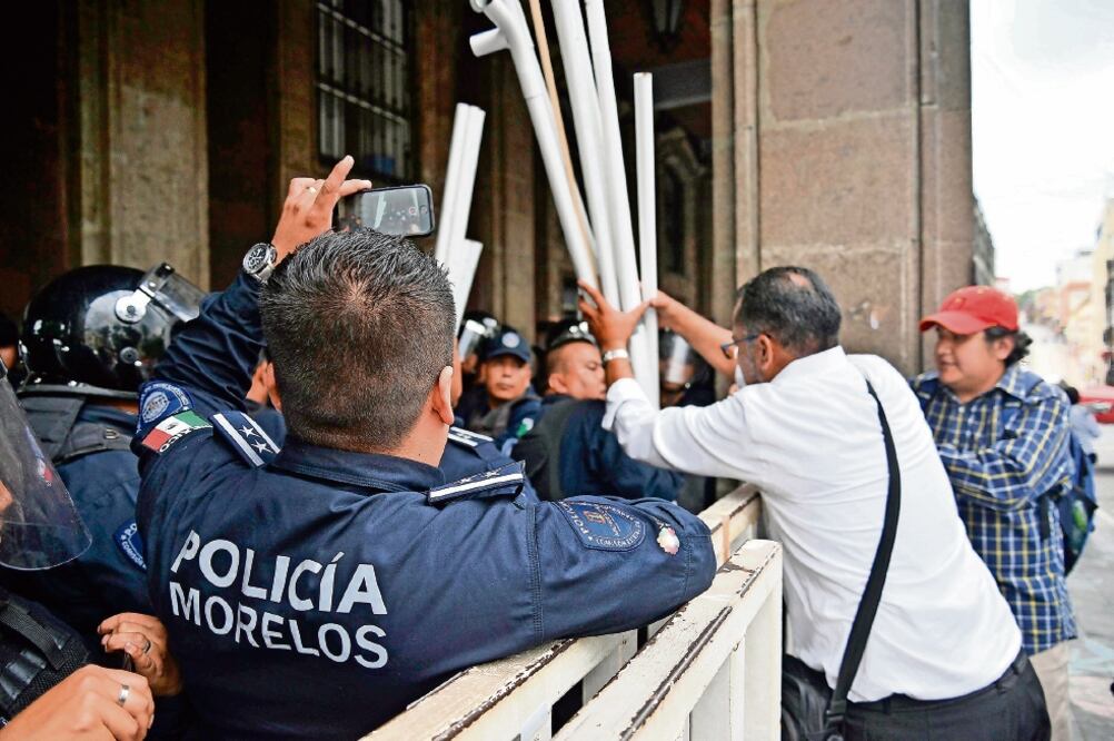 Las protestas de integrantes del Frente Amplio Morelense son parte de sus acciones para exigir la destitución del gobernador Graco Ramírez y convocar a un gobierno de reconciliación (TONY RIVERA. EL UNIVERSAL)