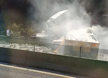 Tráiler sin frenos embiste a tres vehículos sobre autopista Perote-Xalapa, en Veracruz; hay tres personas fallecidas