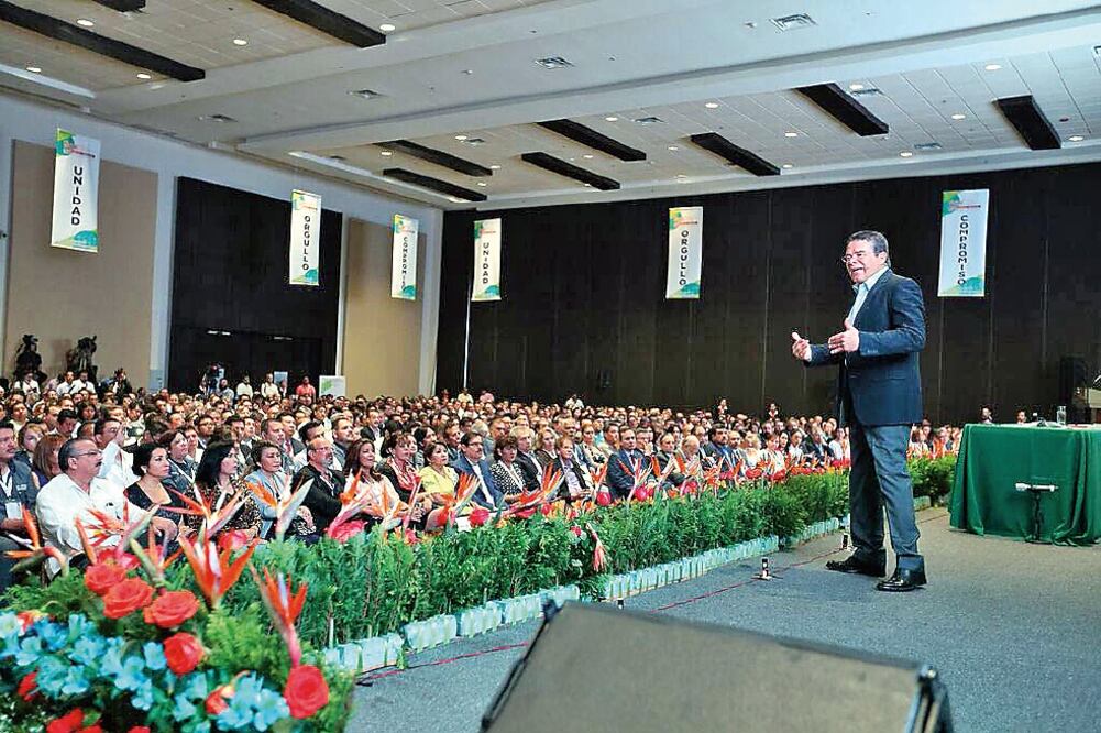 Al dictar una conferencia durante el "Coloquio Internacional por la Educación Pública", Juan Díaz de la Torre señaló que los maestros requieren reconocimiento social, porque no es poco lo que han hecho por México (ESPECIAL)