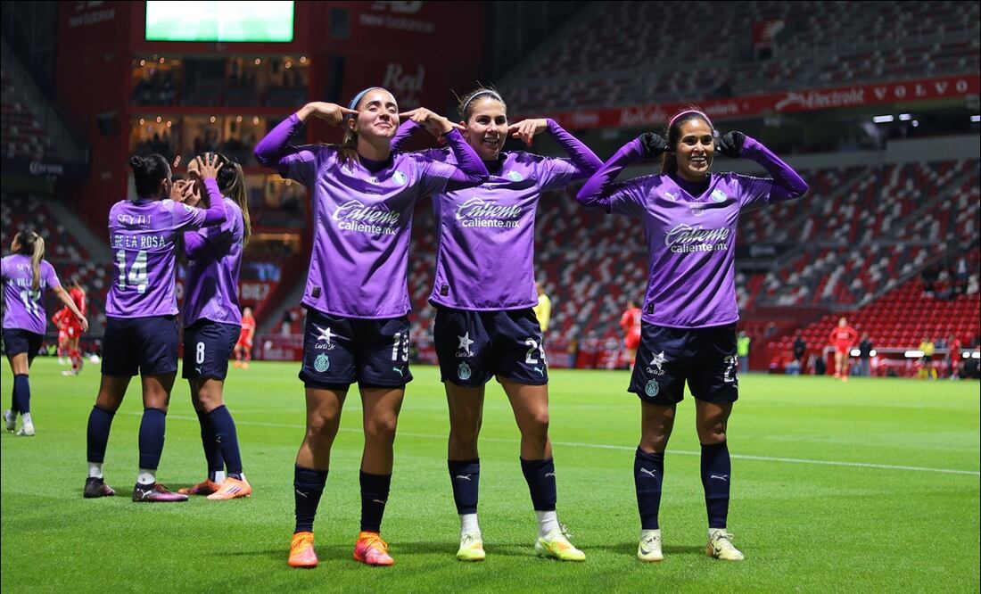 Jugadoras de las Chivas celebran uno de los tantos de Alicia Cervantes en el juego de Vuelta de los Cuartos de Final ante Toluca. FOTO: Imago7