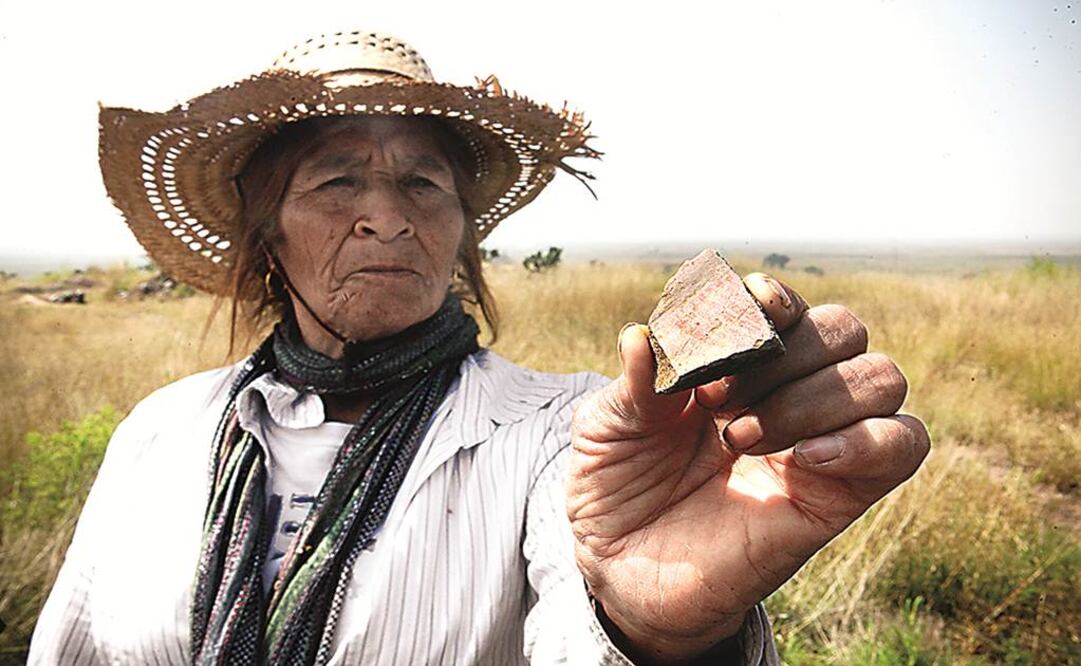 En el ejido de Atenco, Estado de México, EL UNIVERSAL pudo constatar la presencia de material arqueológico como piedras con grabados aztecas y utensilios de barro de la época virreinal