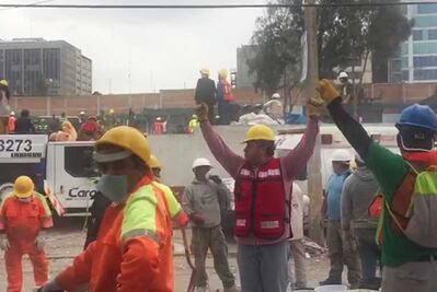 Inician remoción de escombros en fábrica de Chimalpopoca