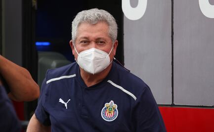 Afición de Chivas grita "¡Fuera Vuce!" en el Akron